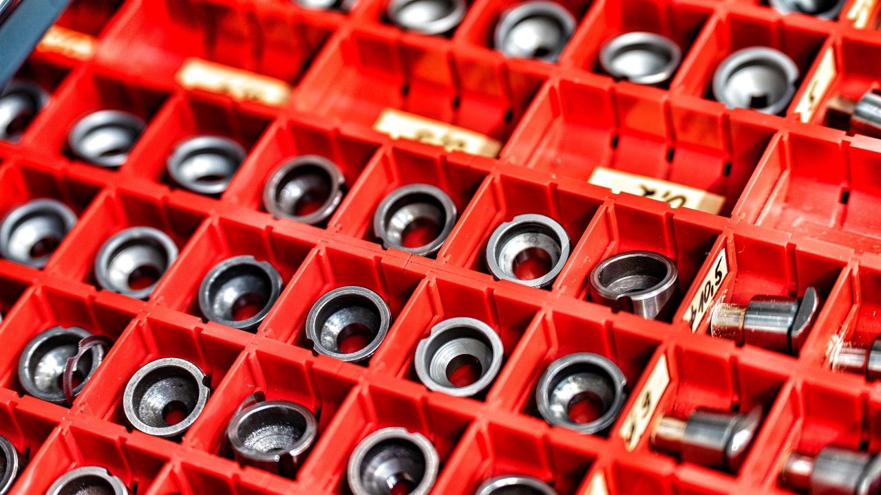 Vnútorné usporiadanie zásuviek - protišmykové podložky, krabičky, kovové delenie