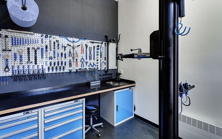 Ako vyzerá profesionálny cykloservis? Poriadok a kvalitný nábytok sú základ